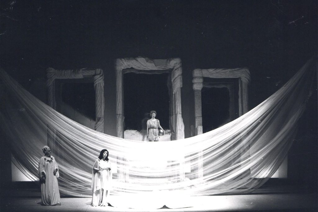 Η στέψη της Ποππαίας του Κλάουντιο Μοντεβέρντι, παραγωγή της Εθνικής Λυρικής Σκηνής, Θέατρο Ολύμπια (1977/78), φωτογραφία Ηνωμένοι Φωτορεπόρτερ.