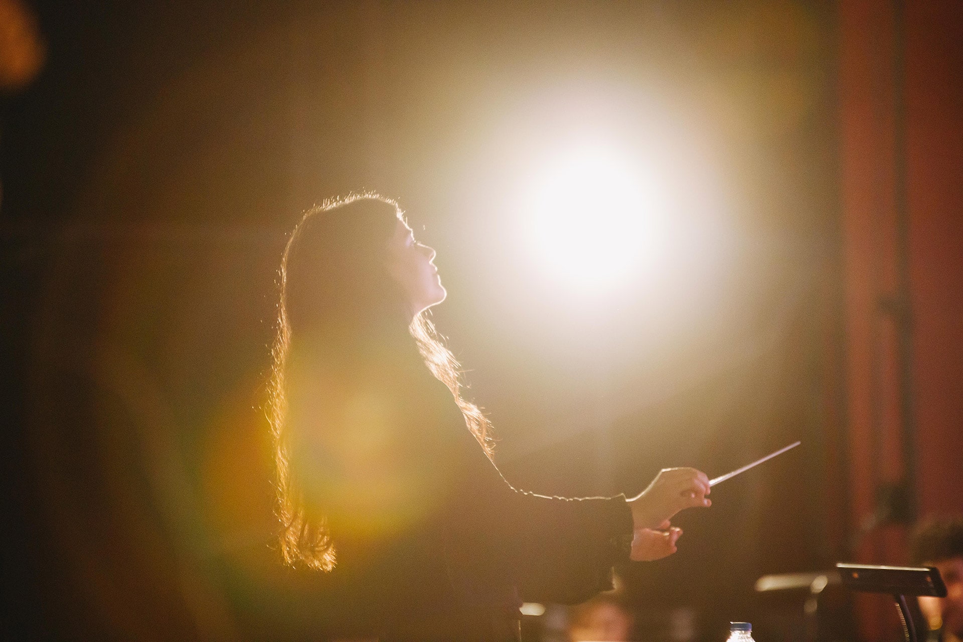 Η Κυριακή Κουντούρη, μαέστρος της παράστασης Η Ωραία Ελένη του Όφενμπαχ του Κορνήλιου Σελαμσή, ενώ διευθύνει την ορχήστρα, Εθνική Λυρική Σκηνή (2023), φωτογραφία Βαλέρια Ισάεβα.
