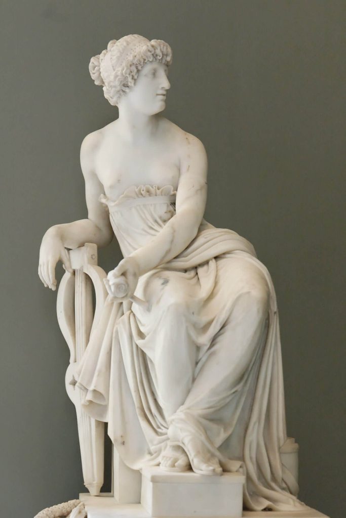 Η Σαπφώ σε άγαλμα του Κλωντ Ραμέ [Claude Ramey] (1801), Μουσείο Λούβρου.