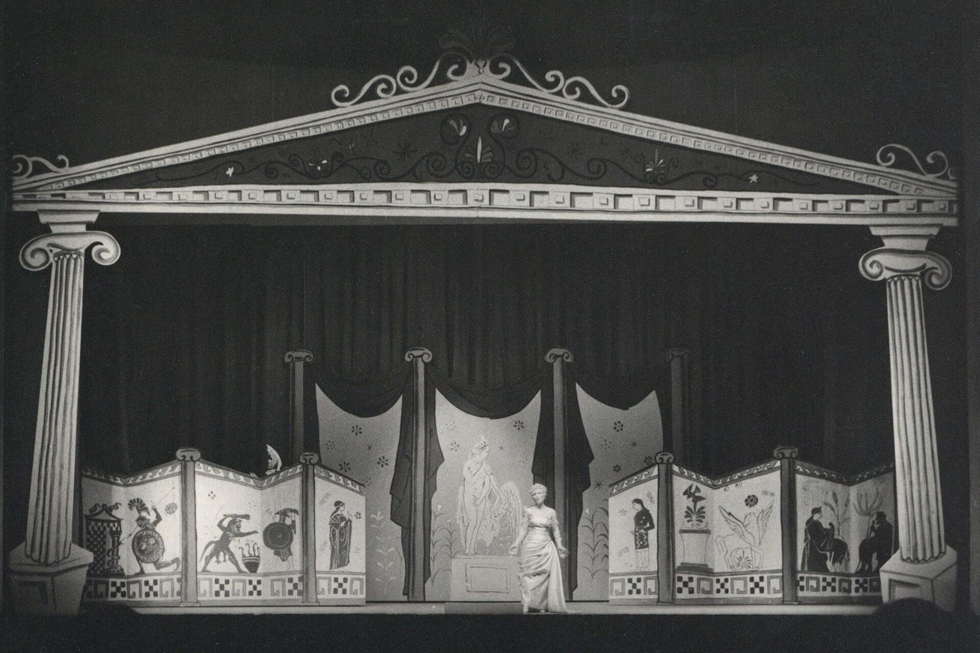 Η Ωραία Ελένη του Ζακ Όφενμπαχ, σε μουσική διεύθυνση Βάλτερ Πφέφερ, σκηνοθεσία Φρίξου Θεολογίδη, σκηνικά και κοστούμια Λίζας Ζαΐμη, Θέατρο Ολύμπια (1960/61), φωτογραφία από το αρχείο της ΕΛΣ.