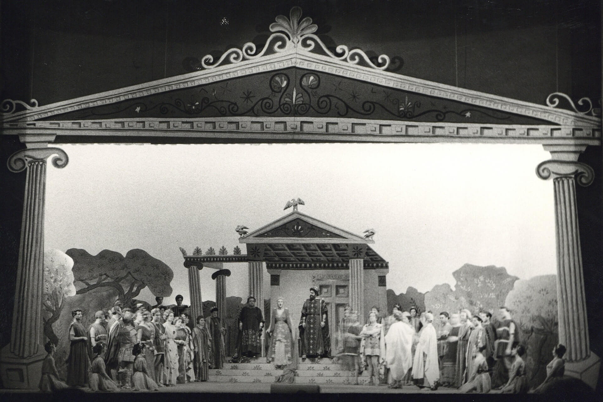 Η Ωραία Ελένη του Ζακ Όφενμπαχ, σε μουσική διεύθυνση Βάλτερ Πφέφερ, σκηνοθεσία Φρίξου Θεολογίδη, σκηνικά και κοστούμια Λίζας Ζαΐμη, Θέατρο Ολύμπια (1960/61), φωτογραφία από το αρχείο της ΕΛΣ.