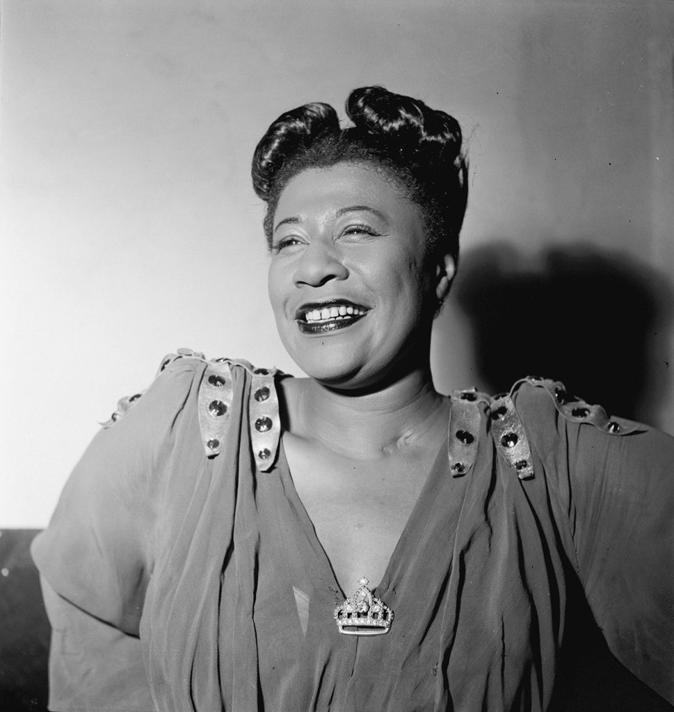 Among the various singers who have performed Mack the Knife from Kurt Weil’s Threepenny opera [Die Dreigroschenoper] we find the widely beloved Ella Fitzgerald (1917-1996)
