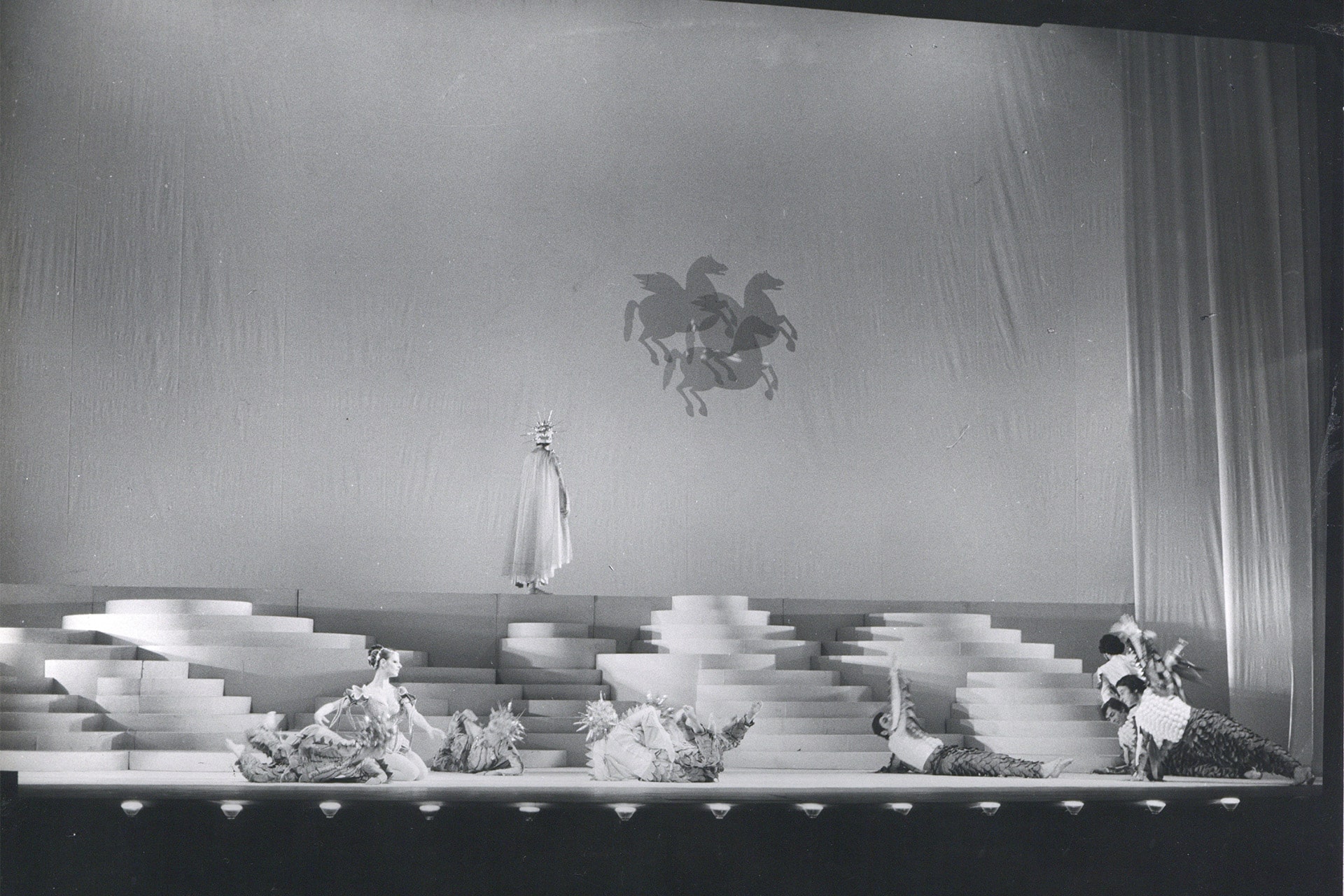 Διδώ και Αινείας του Χένρυ Πέρσελ, σε μουσική διεύθυνση Μάνου Χατζιδάκι, σκηνοθεσία Γιώργου Χριστοδουλάκη, σκηνικά και κοστούμια Αντώνη Κυριακούλη, Θέατρο Ολύμπια (1975/76), φωτογραφία Ηνωμένοι Φωτορεπόρτερ.