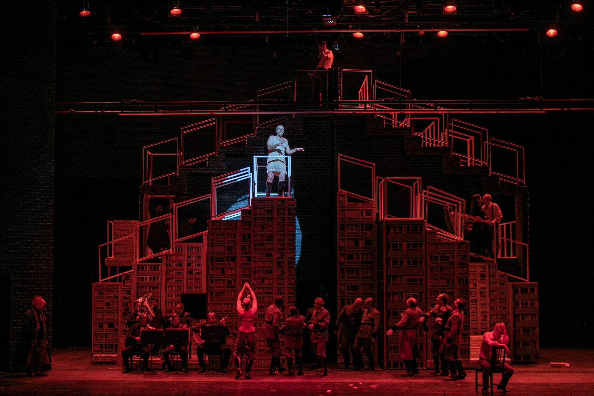Βότσεκ του Άλμπαν Μπεργκ, σε μουσική διεύθυνση Βασίλη Χριστόπουλου, σκηνοθεσία Ολιβιέ Πυ, Αίθουσα Σταύρος Νιάρχος (2020), φωτογραφία Βαλέρια Ισάεβα.