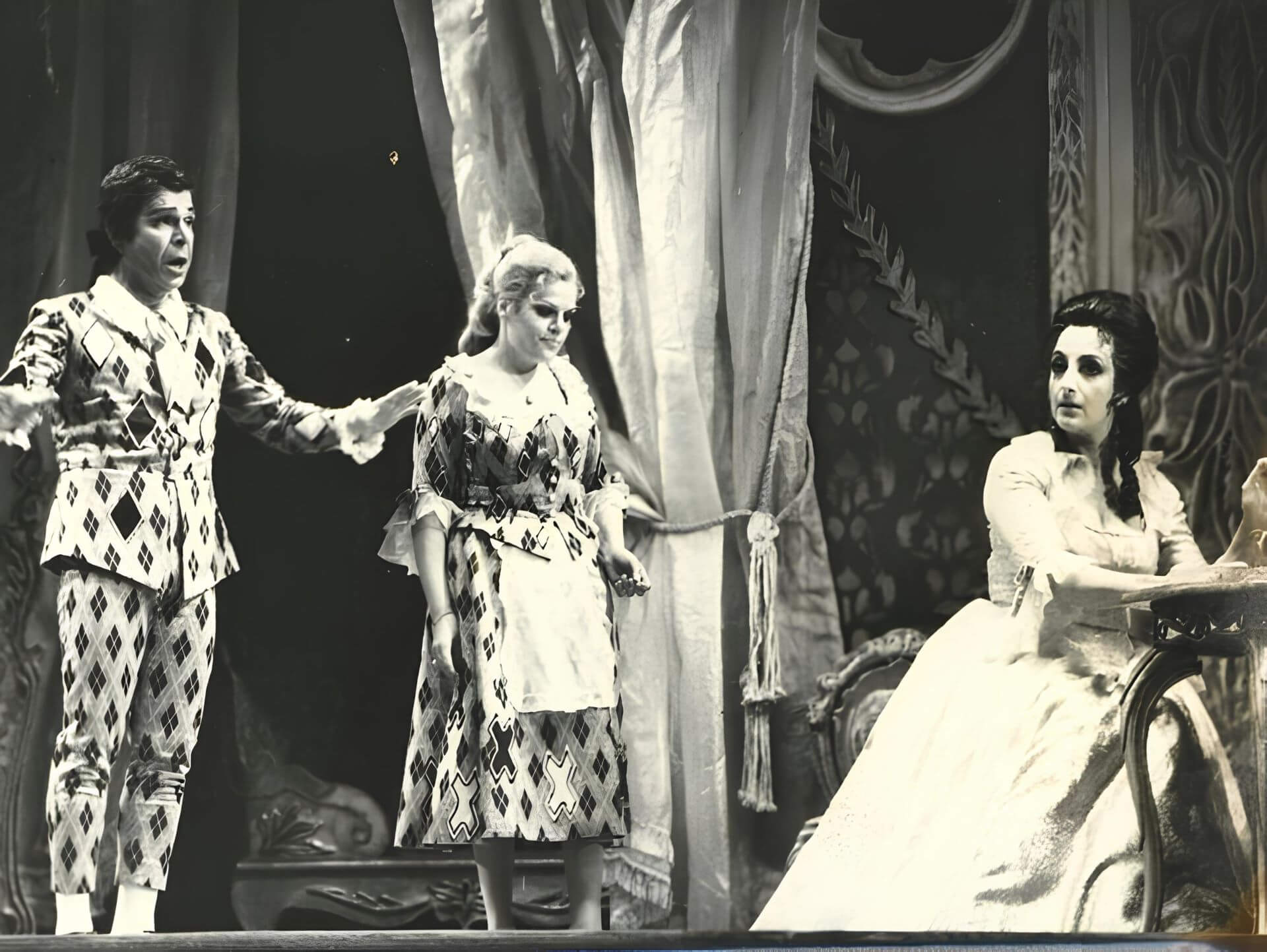 Στιγμιότυπο από την όπερα Οι γάμοι του Φίγκαρο του Βόλφγκανγκ Αμαντέους Μότσαρτ σε μουσική διεύθυνση Δημήτρη Χωραφά, Άλκη Μπαλτά και σκηνοθεσία Ρενέ Τερρασόν, Θέατρο Ολύμπια (1979/80).